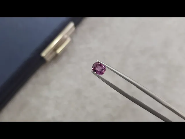 Розово-фиолетовый сапфир в огранке кушон 0,68 карат, Мадагаскар Видео  № 2