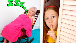 Nastya và bạn bè đang chọn người giữ trẻ