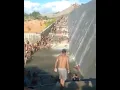Download Lagu Jovem pula de sangradouro de barragem no Sertão e acaba se machucando