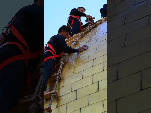 ⁣خَدمةُ أبي الفضل العبّاس (عليه السلام) يتشرّفون بغسل قبّة مرقده الشريف