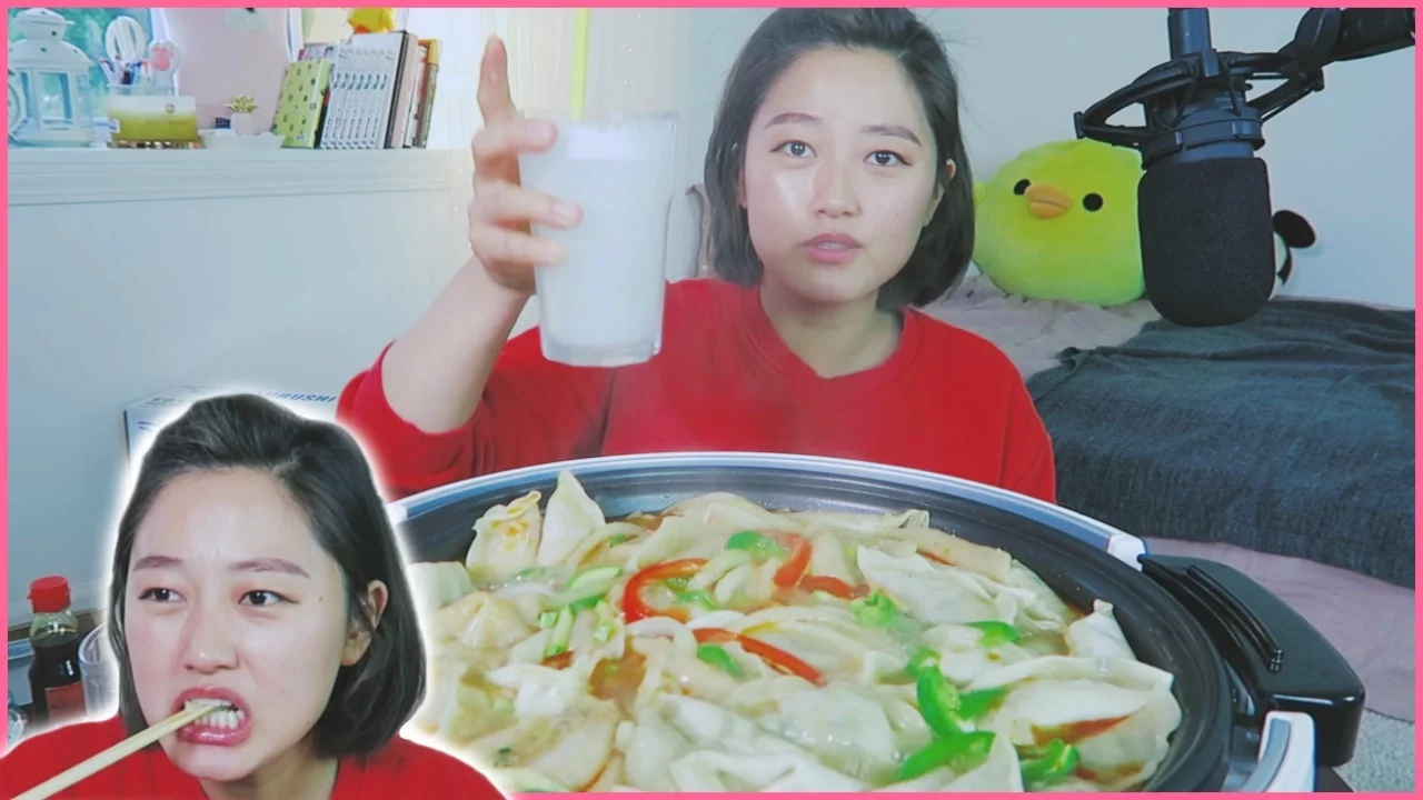 [ Things in a Pot ep.2 ] Kimchi Chives Dumplings Nabe Hot Pot easy! Mukbang!