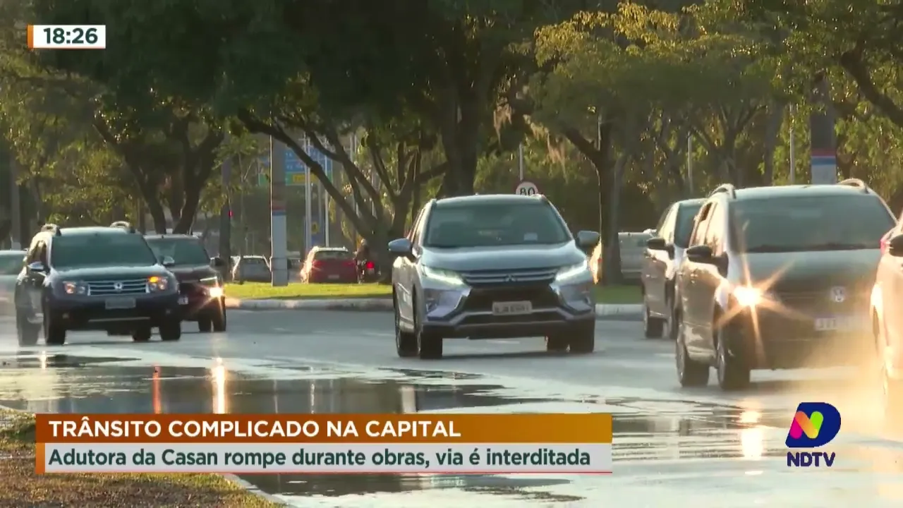 Trânsito complicado em Florianópolis: adutora da Casan rompe durante obras, via é interditada