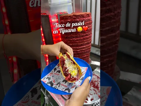 El famoso taco de pastel en trompo de #tijuana 😍🤤 ¿Lo probarías? ✨ #postres #pastel