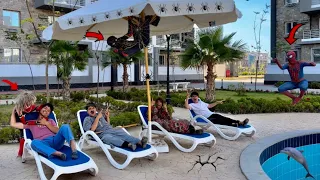 لما تروح تصيف انت واهلك وسبايدرمان الشرير يطلع عليكم يثبتكم ويسرق كل فلوسكم احمد عفروتو 