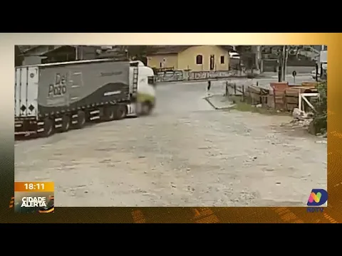 Mulher morre atropelada por caminhão em Joinville