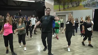 הולכת איתך ריקוד Holechet Itcha Dance 