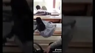 ظبطوهم بيبوسوا بعض فى المحاضرة 