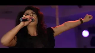 laura vass buzele tale doua petale live version 