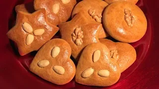 Elisenlebkuchen mit Hand aufstreichen. 