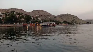 جولة في السفينة نهر الفرات من قلعة الروم الى هالفتي القرية المغمورة دندنها