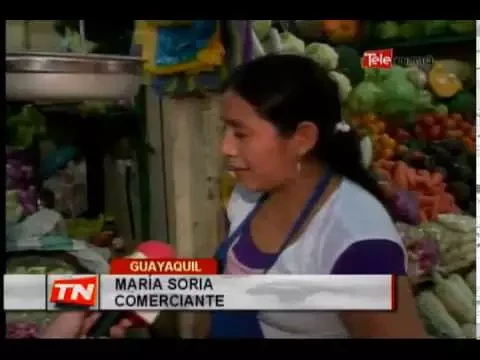 Ciudadanos compran productos para preparar la fanesca