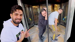 اخر شخص يخرج من الباب المتحرك يربح 10 000 دولار 