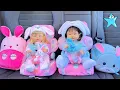 Download Lagu ANI y ONA preparan sus mochilas pañaleras para ir a casa de su abuelita Muñecas y Juguetes