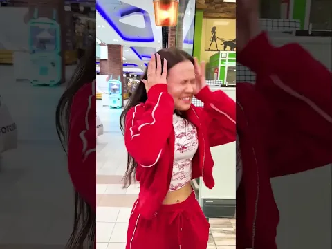 Entró Al Centro Con Magia