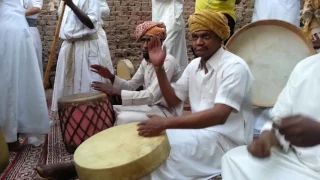 اسمع دق المزمار على اصوله 