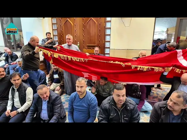 ⁣تحت ظل الراية .. امان وايمان | راية قبة الامام الحسين (ع) تمر على المصلين في مسجد آل الرسول