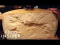 Download Lagu Waarom Parmezaanse kaas zo duur is | Regionale eetgelegenheden | Food Insider