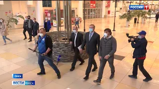 В одном из открывшихся торговых центров побывал губернатор Александр Бурков