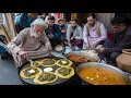 Download Lagu PAKISTANI 55 YEAR'S OLD ROADSIDE BREAKFAST | MAKKI ROTI WITH DAHI SAAG | CHEAP STREET FOOD BREAKFAST