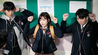 بنت صغيرة مهووسة بفرقة مشهورة وبتحبهم بتتعرف فجأة على اتنين منهم ف بيحبوها وبيتخانقوا عليها 