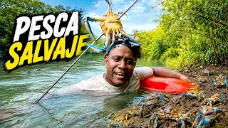 Capturando Cangrejos Azules en la Selva