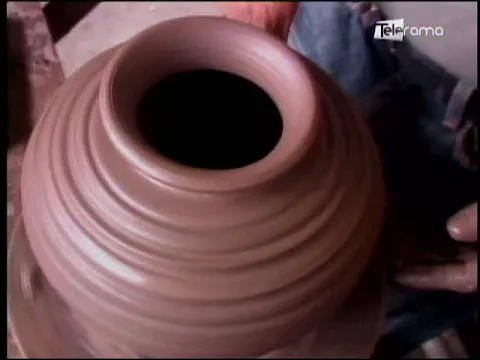 La Alfarería, tradición que perdura en Cuenca hábiles manos que plasman formas en arcilla