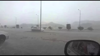 هطول امطار غزيره على طريق السيل شمال الطائف 