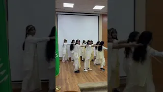 انشودة سطر التاريخ  مشاركة  طالبات الصف الخامس السادس بيوم التأسيس بإشراف أ  أريج الشهراني دندنها