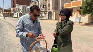 سخر منها لانها تبيع عيش واكل في الشارع ثم اكتشف انها دكتوره ستغير حياته ! فماذا فعلت
