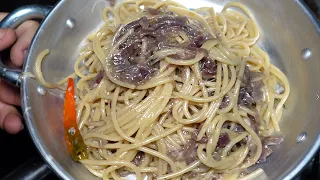 Spaghetti with Tropea onion....a cream..! Just one ingredient