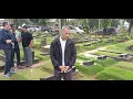 Lagu Momen Didi Riyadi ke Makam Lucky Element Usai dari Tanah Suci 