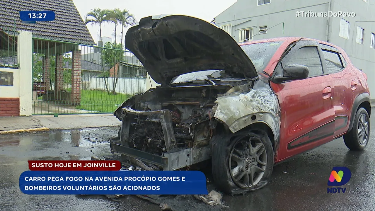 Carro pega fogo e fica destruído em importante avenida de Joinville