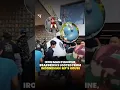Download Lagu Demonstran menyerbu rumah anggota DPR Indonesia Ahmad Sahroni dan menjarah barang-barang mewah