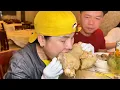 Download Lagu NGA SUMO VỚI THÁCH THỨC NỒI BÚN BÒ CÓ SỨC CHỨA HƠN 15 NGƯỜI ĂN VÀ  THỬ THÁCH ĐI CHỢ VỚI $100 USA