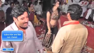 mujra main larki ke shalwar par de