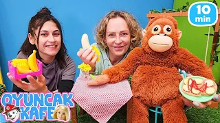 Ayşe ve Nicole ile Oyuncak Kafe: Maymun İçin Muzlu Waffle Yapıyorlar