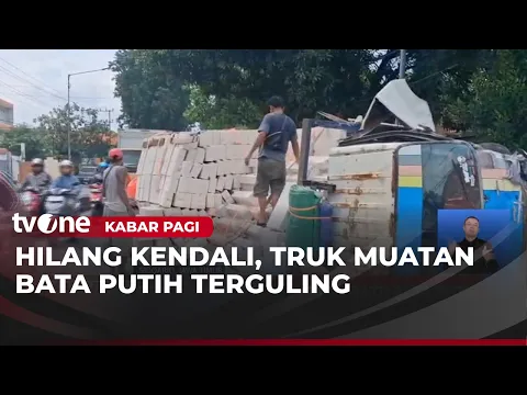 Kecelakaan Tunggal Truk Batu Bata Putih di Sidoarjo