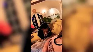 Billie Eilish ثديان بيلي يلعب بها الكلب 