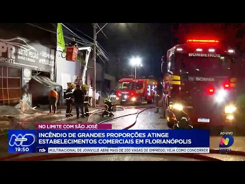 Incêndio de grandes proporções em Florianópolis: bombeiros combatem chamas em galpão de auto peças