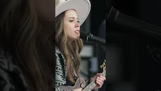 سييرا هال اشعر بالبلوز مباشرة في وينتر وندر جراس 