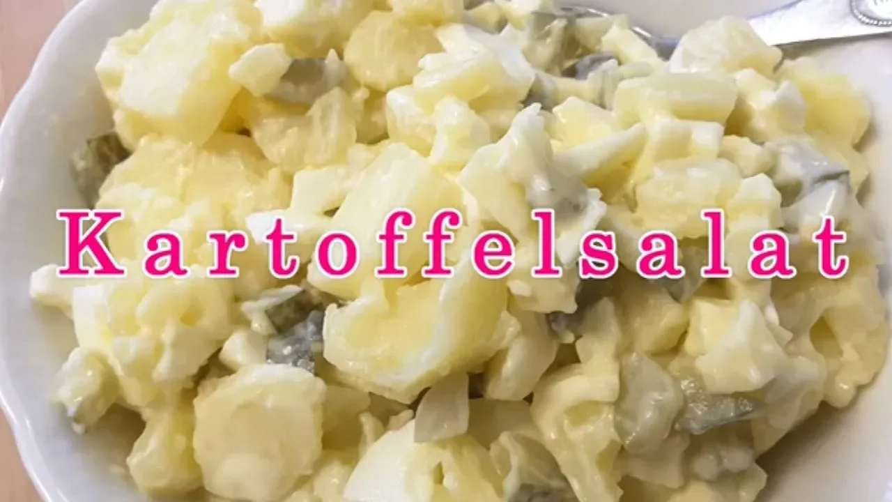 Omas bester Kartoffelsalat mit Mayonnaise ist zu jedem Fest ein Schmaus. Die Zubereitungsart des deu. 