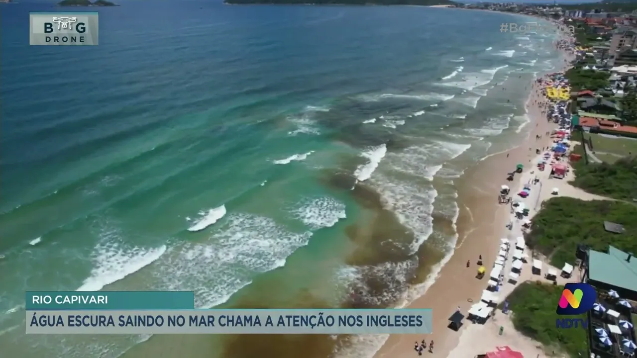 Mancha escura no rio Capivari aparece no mar da praia dos Ingleses, em Florianópolis
