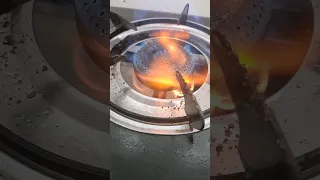 لحظة اشتعال النار من عين الغاز في الطباخ المنزلي بشكل بطيء Shorts Slowmotion Subscribe 