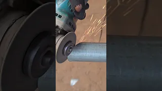 A trick for making a 90-degree iron pipe joint using a manual technique with the help of paper.
