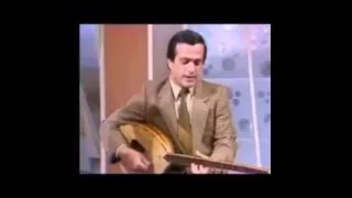 عازار حبيب يغني فيروز على جسر اللوزية دندنها