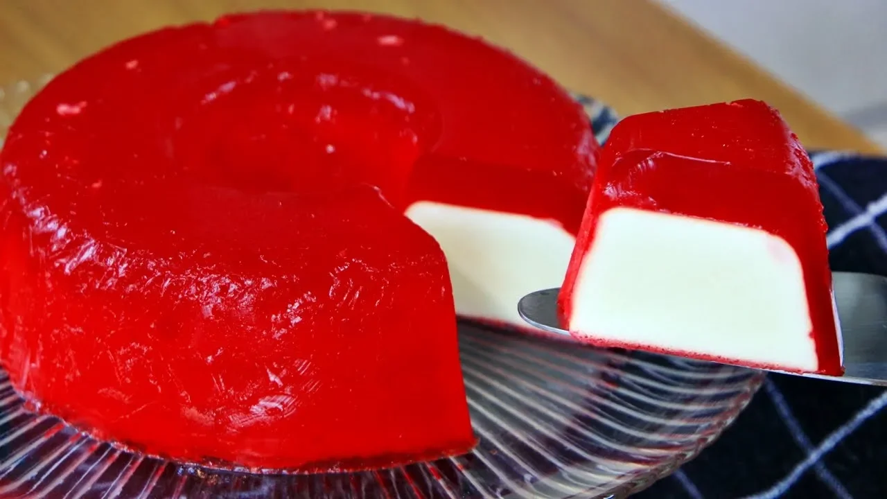Sobremesa Fácil: Gelatina de Morango com Leite Condensado. 
