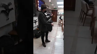 عزف اغنية قمرين لعمرو دياب في المستشفي رائع جدا دندنها