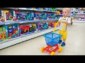 Download Lagu Mały Chris udaje, że bawi się zabawkami - najlepsze filmy z małym bratem