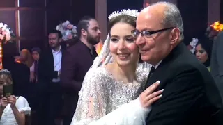 انا ليا اب يارب طولي في سنينه    شال فوق كتافه حمول تقيله الله يعينه    دندنها
