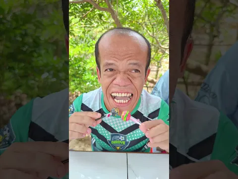 How to eat 2 Lollipops at once 🍭🔨